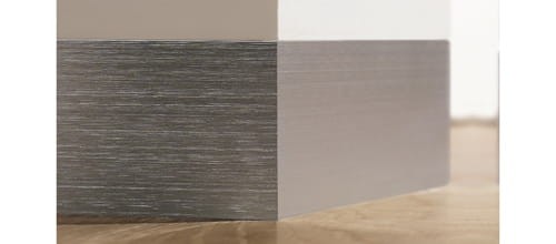 listwa wpuszczane w sciane w kolorze aluminium szczotkowanym.jpg