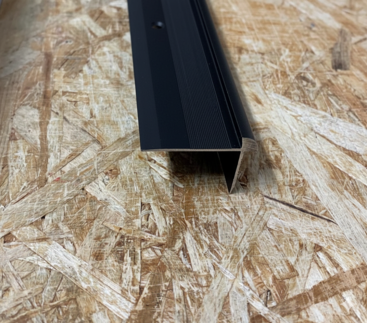 czarna listwa schodowa do paneli winylowych LVT 3mm.png