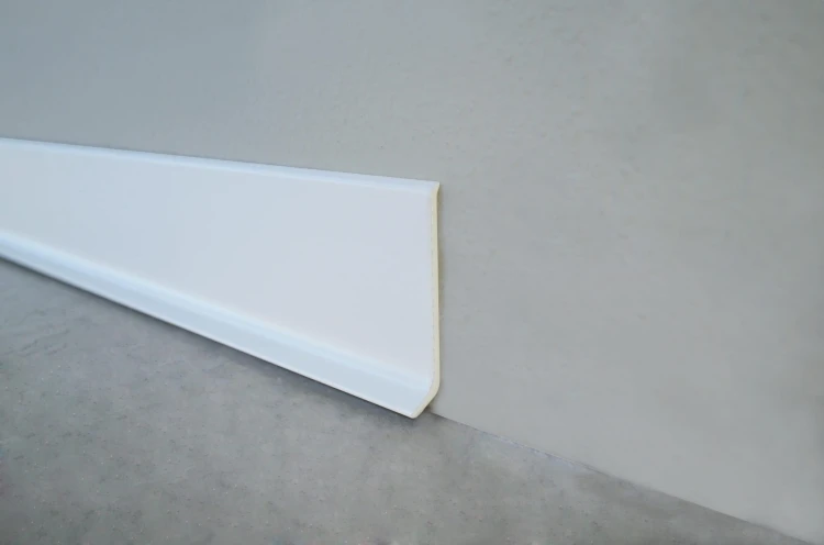 listwa przypodłogowa aluminiowa 4,5cm biała.jpg